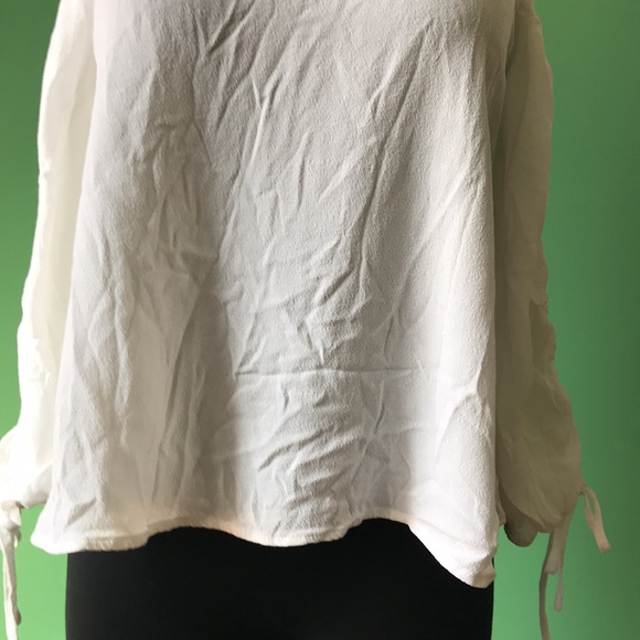 🤍🤍Express Cold Shoulder Top🤍🤍 - Picture 4 of 10